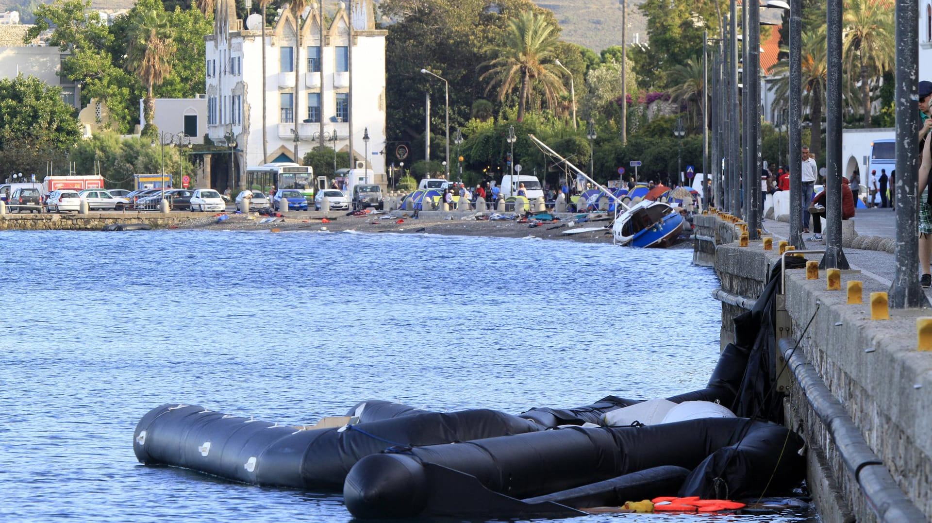 Ausgediente Flüchtlingsboote auf Kos: In dem Aufnahmelager auf der Insel sind kaum noch Menschen.