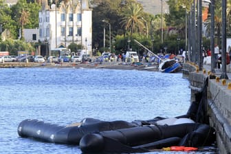 Ausgediente Flüchtlingsboote auf Kos: In dem Aufnahmelager auf der Insel sind kaum noch Menschen.