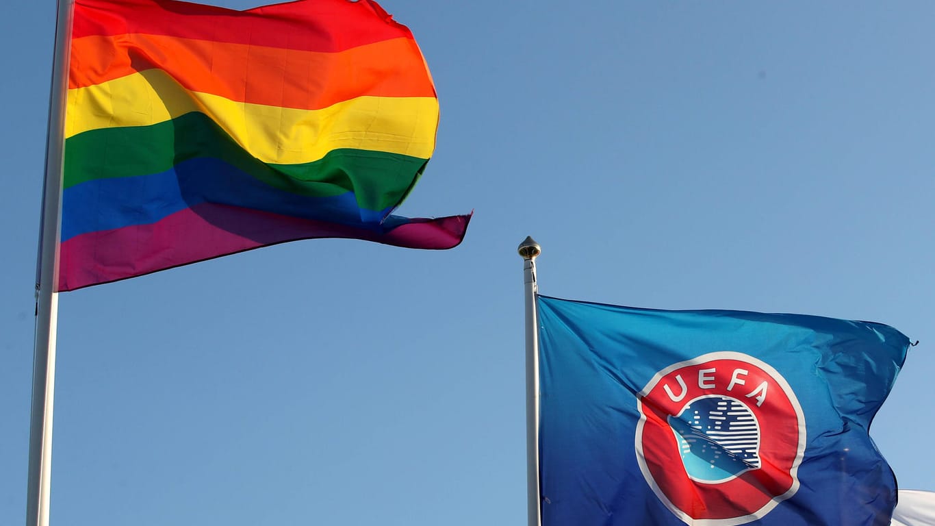 Regenbogen- und Uefa-Flagge: Viele Nutzer sprechen von "Heuchelei" bei der Uefa.
