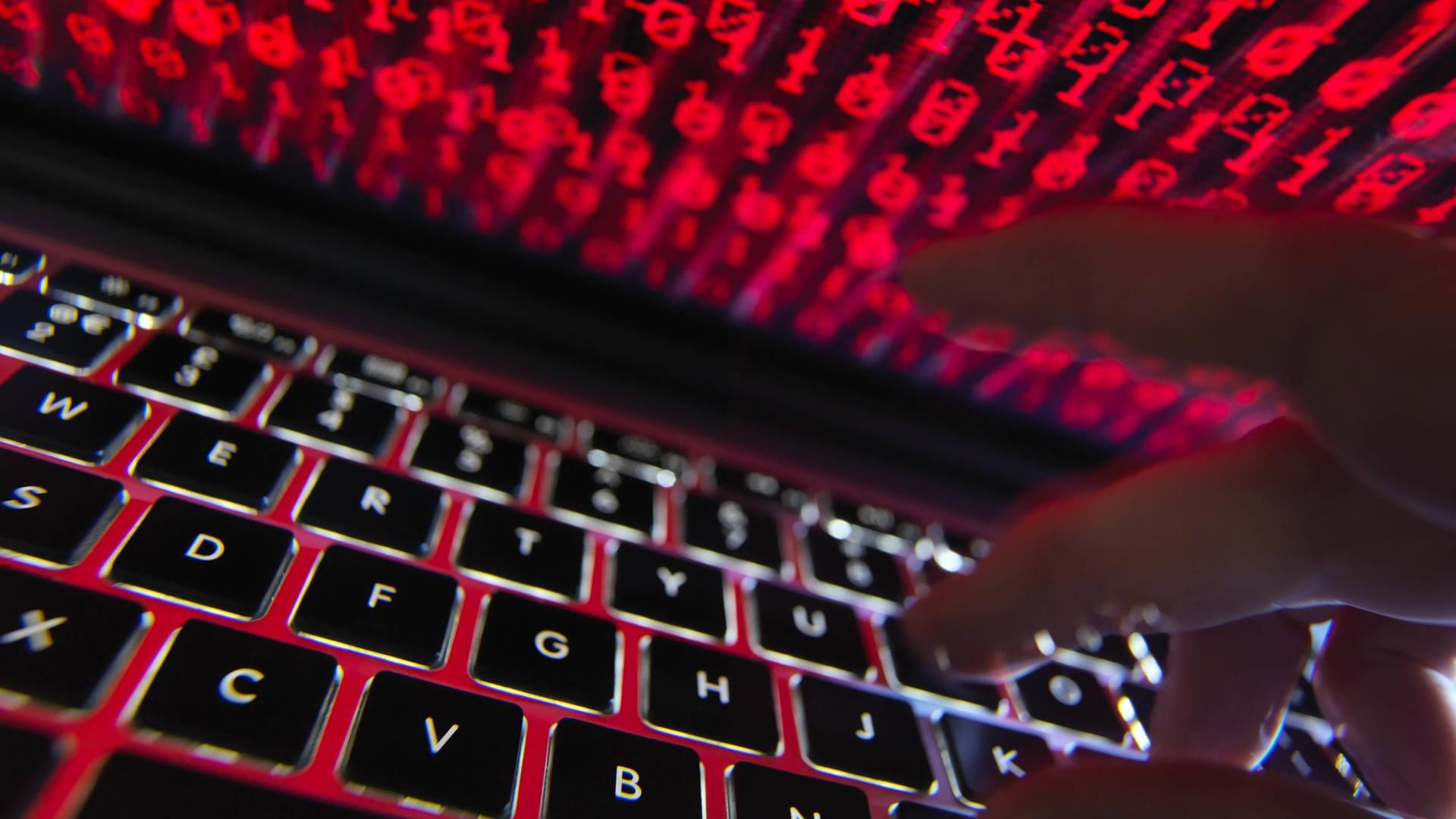 Symbolische Darstellung für einen Hackerangriff: Die EU will eine Einheit gegen Cyberangriffe aufbauen. Symbolische Darstellung für einen Hackerangriff: Die EU will eine Einheit gegen Cyberangriffe aufbauen.
