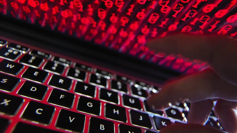 Symbolische Darstellung für einen Hackerangriff: Die EU will eine Einheit gegen Cyberangriffe aufbauen.