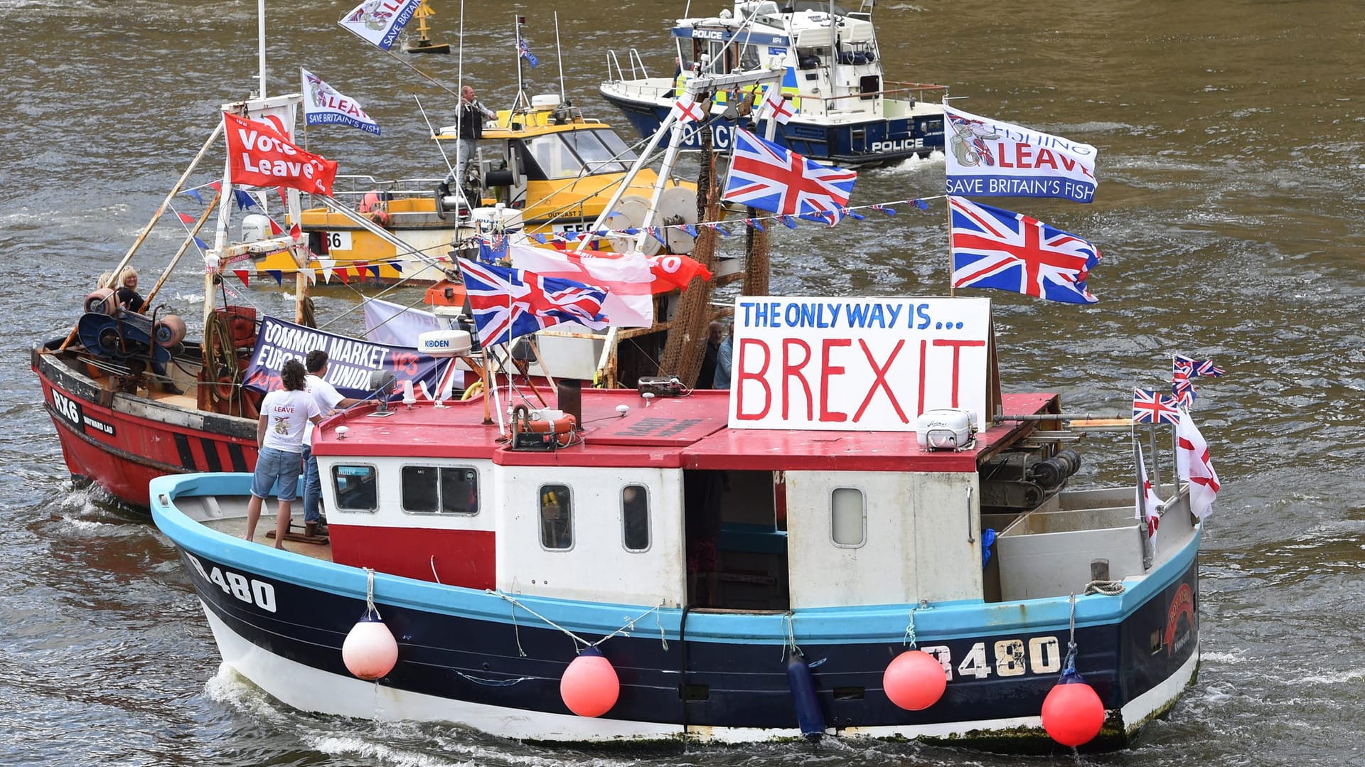 Auf Fischerbooten wird für den Brexit geworben (Archivbild): Fünf Jahre nach dem Brexit leiden einige Branchen auf der Insel erheblich.