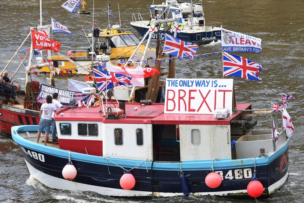 Auf Fischerbooten wird für den Brexit geworben (Archivbild): Fünf Jahre nach dem Brexit leiden einige Branchen auf der Insel erheblich.