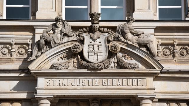 Der Eingang des Landgerichtes Hamburg (Symbolbild): Der Angegriffene hatte zuvor eine Rückzahlung seiner Einlagen zum gemeinsamen Restaurant gefordert. Der Eingang des Landgerichtes Hamburg (Symbolbild): Der Angegriffene hatte zuvor eine Rückzahlung seiner Einlagen zum gemeinsamen Restaurant gefordert.