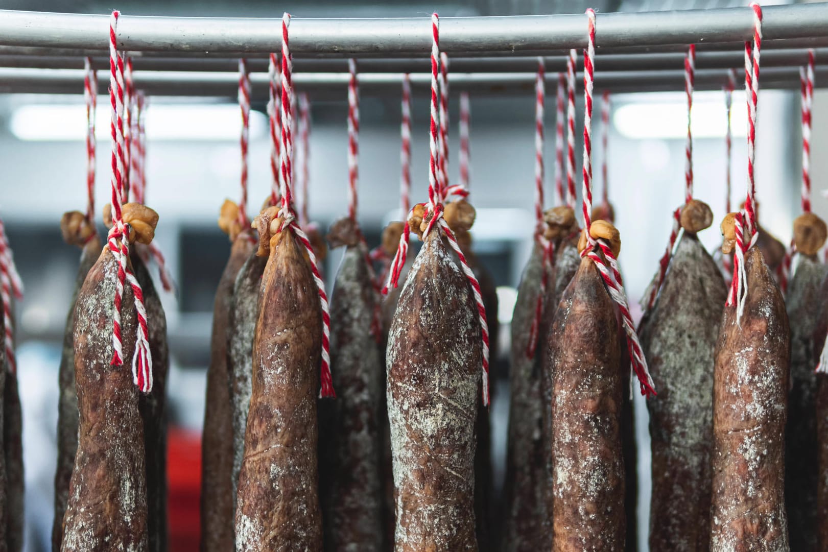 Salamis hängen zum Trocknen (Symbolbild): Die Bundesregierung wollte mit einem Kennzeichen mehr Transparenz darüber schaffen, wie Tiere vor ihrer Schlachtung gehalten wurden.