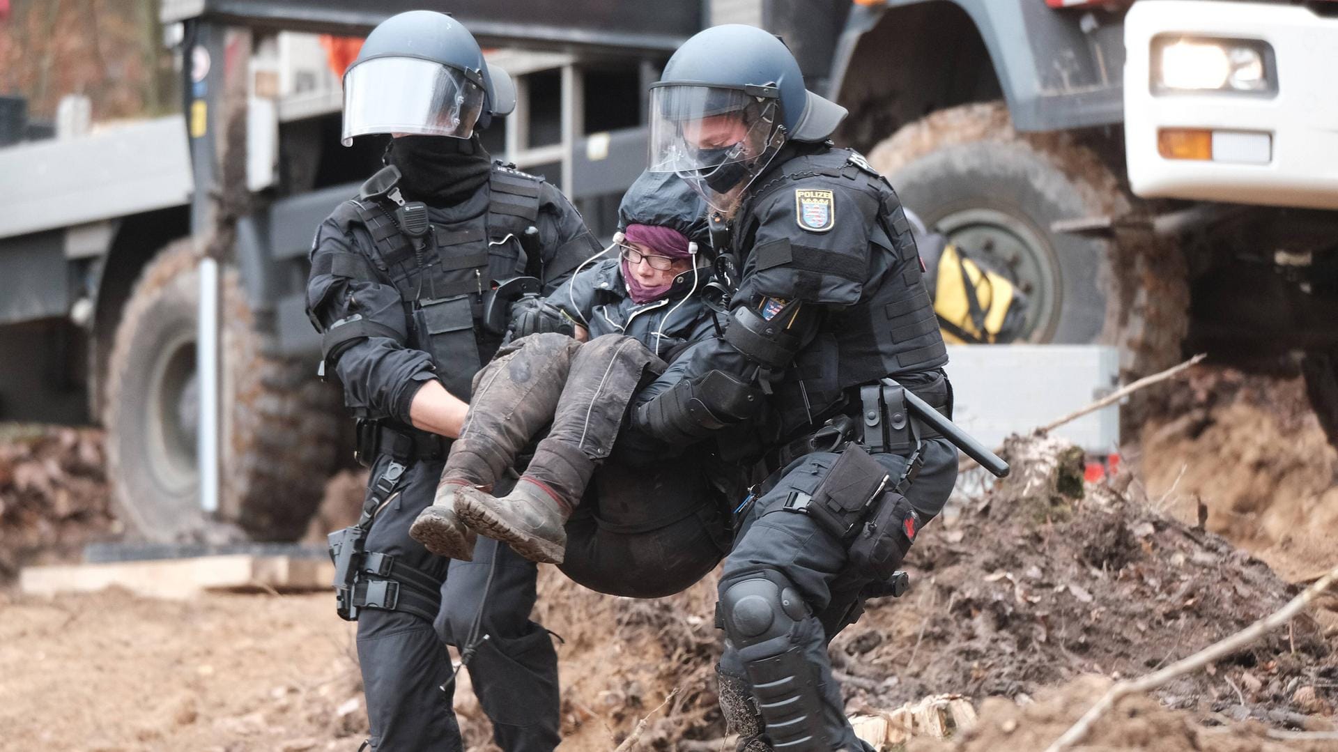 Die Polizei trägt eine Aktivistin: Im November 2020 hatte die Polizei das Waldstück geräumt.