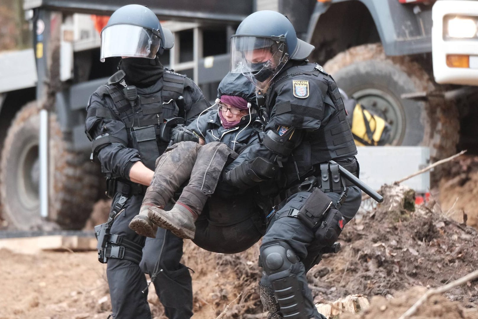 Die Polizei trägt eine Aktivistin: Im November 2020 hatte die Polizei das Waldstück geräumt.