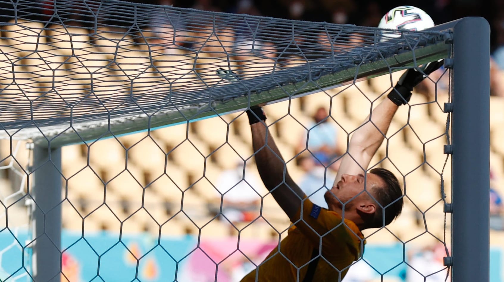 Irre Szene: Der slowakische Torhüter Martin Dúbravka versucht den Ball zu fangen – doch das klappt nicht.