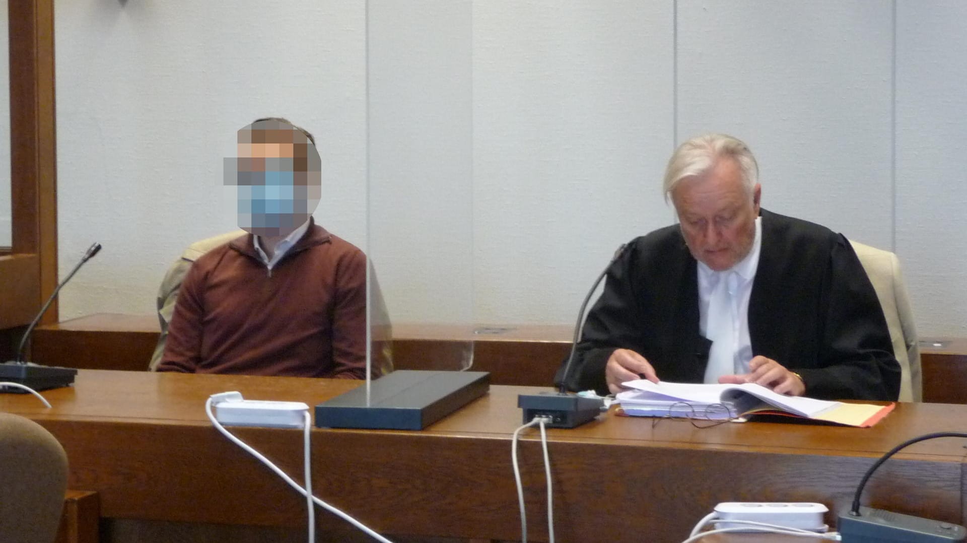 Hans-Georg Balder (r.), Rechtsanwalt für Strafrecht und für Verkehrsrecht im niedersächsischen Aurich, übernahm die Verteidigung des AfD-Politikers: Beide gehören der gleichen schlagenden Studentenverbindung aus Bonn an.