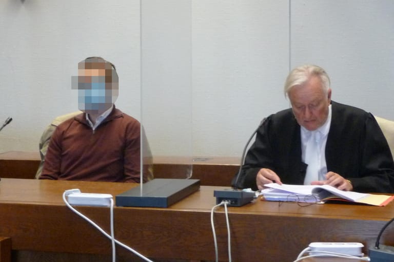 Hans-Georg Balder (r.), Rechtsanwalt für Strafrecht und für Verkehrsrecht im niedersächsischen Aurich, übernahm die Verteidigung des AfD-Politikers: Beide gehören der gleichen schlagenden Studentenverbindung aus Bonn an.