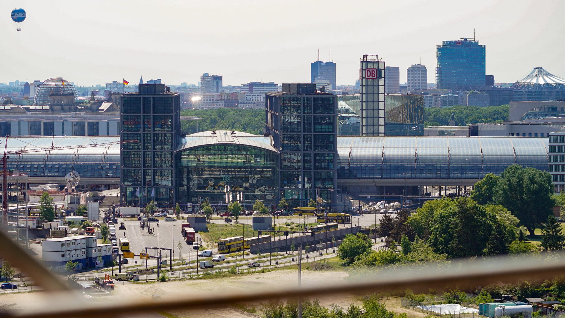 Der Berliner Hauptbahnhof (Archivbild): Ab September sollen von dort aus Nachtzüge nach Skandinavien fahren. Der Berliner Hauptbahnhof (Archivbild): Ab September sollen von dort aus Nachtzüge nach Skandinavien fahren.