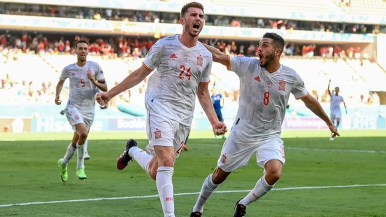 Spaniens Aymeric Laporte (M) feiert nach dem zweiten Tor seiner Mannschaft mit seinem Teamgefährten Koke.