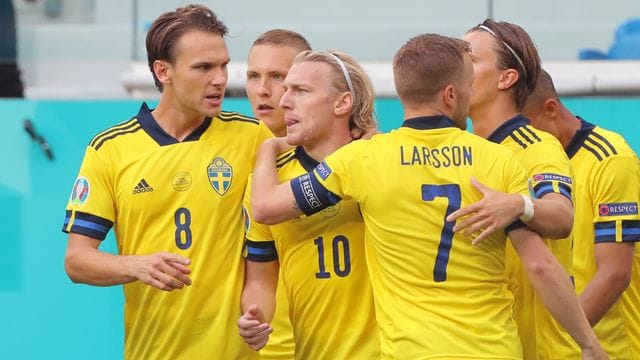 Die schwedischen Spieler feiern den Torschützen Emil Forsberg (M).