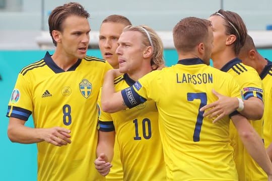 Die schwedischen Spieler feiern den Torschützen Emil Forsberg (M).