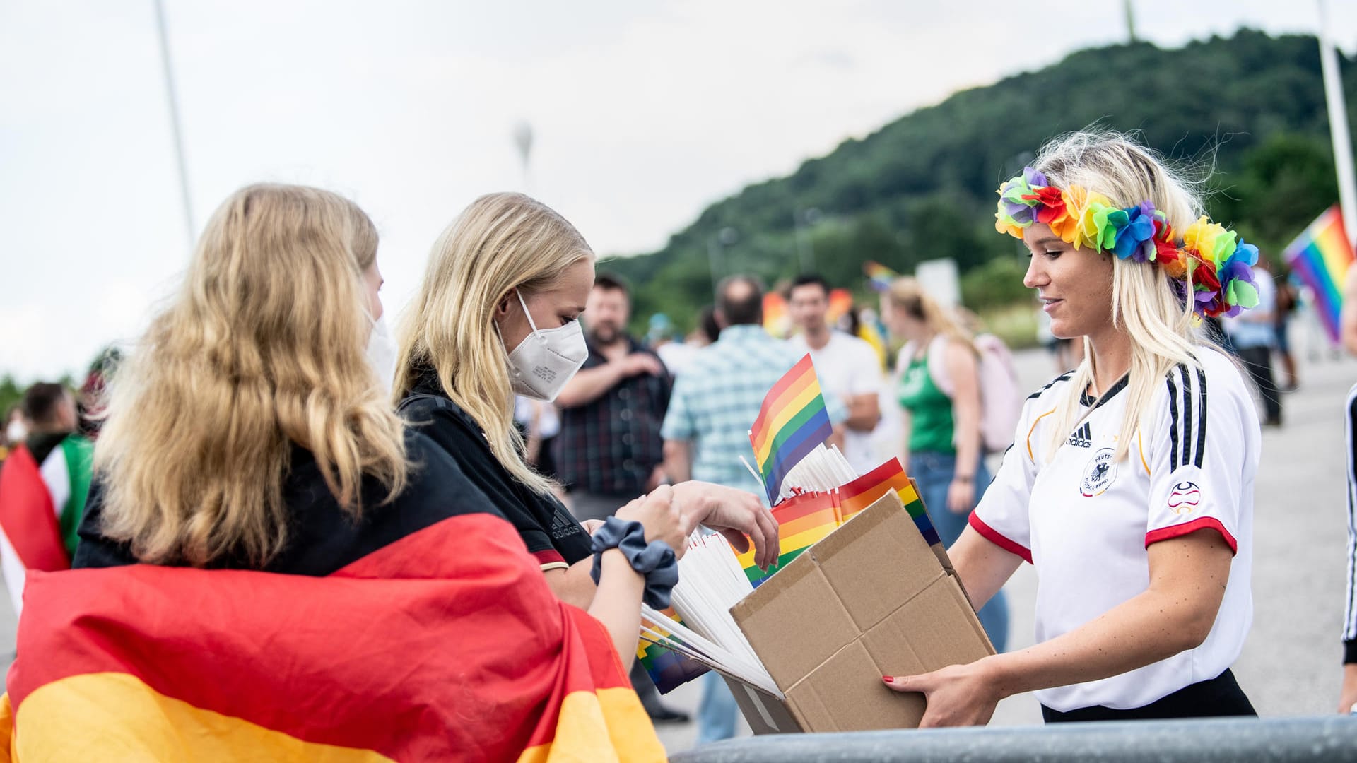 Regenbogen-Fahnen: Zum deutschen Spiel gegen Ungarn werden Tausende verteilt, nachdem das Stadion nicht entsprechend illumniert wird. Eine rechte Szeneseite lobt nun Belkohnungen für Raub und Stehlen der Fahnen aus.