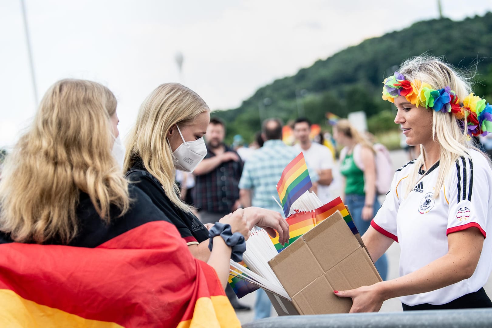 Regenbogen-Fahnen: Zum deutschen Spiel gegen Ungarn werden Tausende verteilt, nachdem das Stadion nicht entsprechend illumniert wird. Eine rechte Szeneseite lobt nun Belkohnungen für Raub und Stehlen der Fahnen aus.