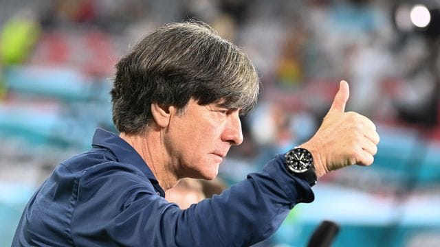 Bundestrainer Joachim Löw zeigt beim Interview einen Daumen nach oben.