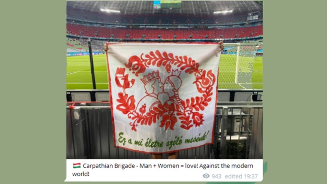 "Against the mordern world": Ein Fan der "Carpathian Brigade" im Münchner Stadion mit einem Banner mit dem in seiner Welt einzig akzeptablen Paar: Mann und Frau.