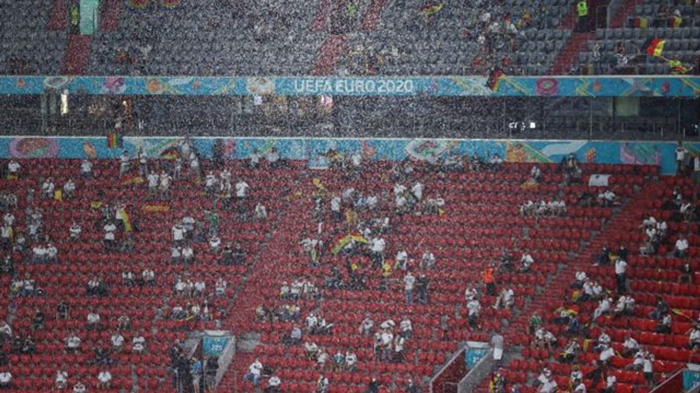 Heftiger Regen ergießt sich über das EM-Stadion in München.