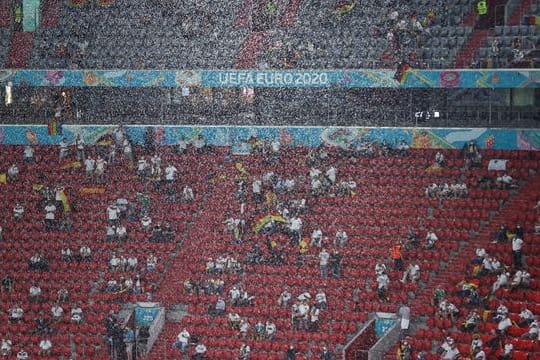 Heftiger Regen ergießt sich über das EM-Stadion in München.