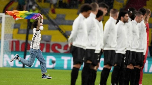 Flitzer vor dem EM-Spiel Deutschland - Ungarn Flitzer vor dem EM-Spiel Deutschland - Ungarn