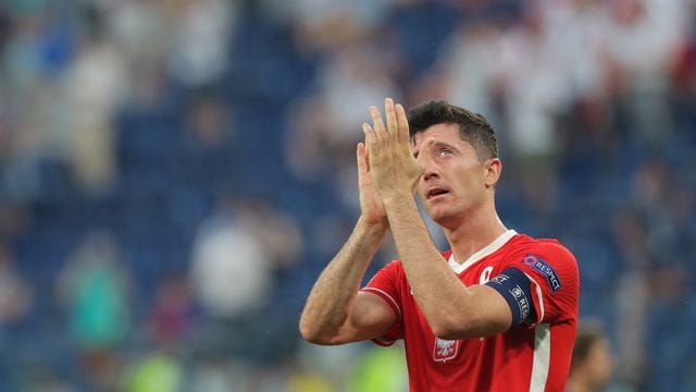 Polens Robert Lewandowski verabschiedet sich nach dem Spiel von den Fans.