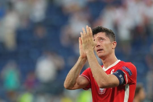 Polens Robert Lewandowski verabschiedet sich nach dem Spiel von den Fans.