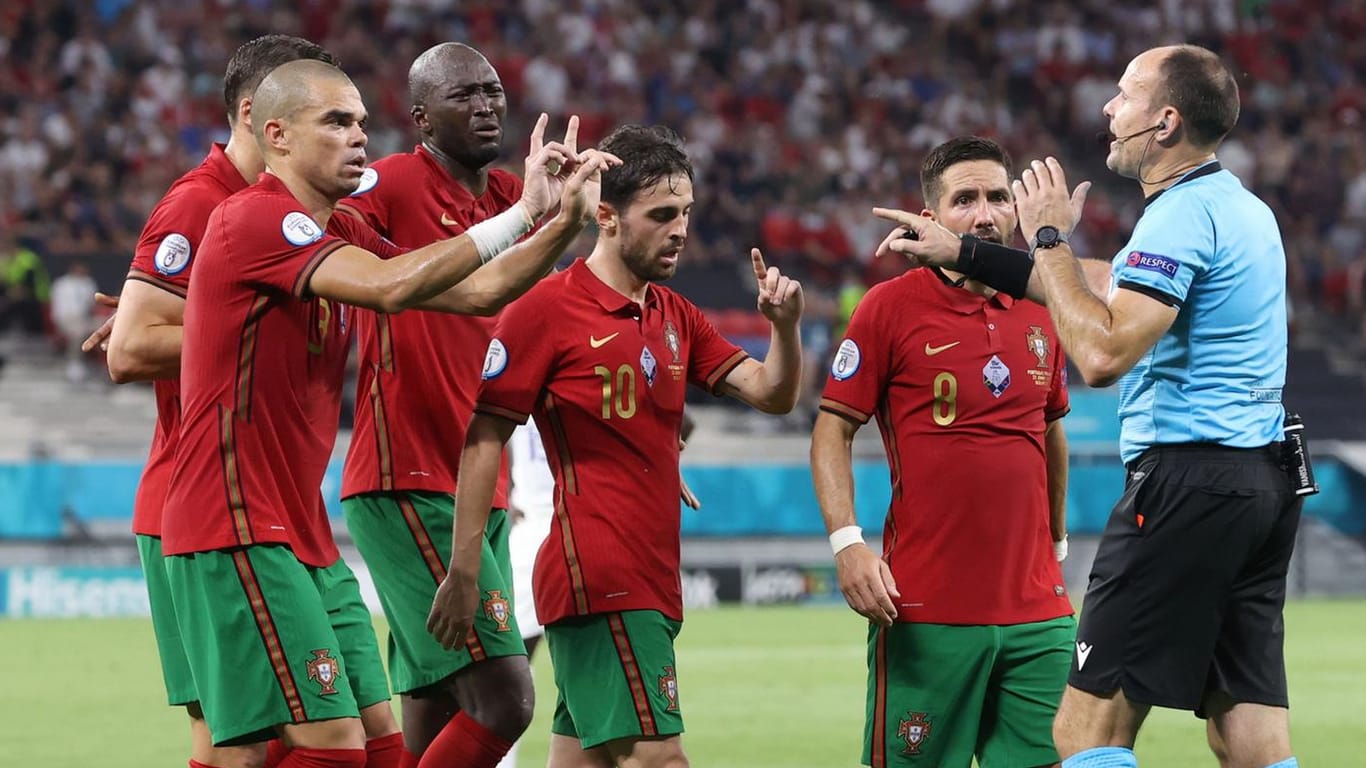 Portugals Spieler beschweren sich bei Schiedsrichter Mateu Lahoz.