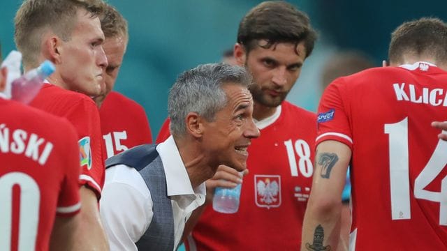 Will als Trainer der polnischen Nationalmannschaft weitermachen: Paulo Sousa (M) spricht zu seinen Spielern.