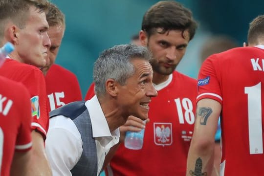 Will als Trainer der polnischen Nationalmannschaft weitermachen: Paulo Sousa (M) spricht zu seinen Spielern.