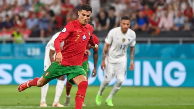 Portugals Cristiano Ronaldo verwandelt gegen Frankreich zwei Elfmeter.