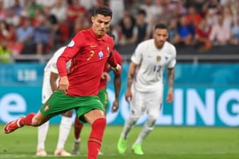Portugals Cristiano Ronaldo verwandelt gegen Frankreich zwei Elfmeter.