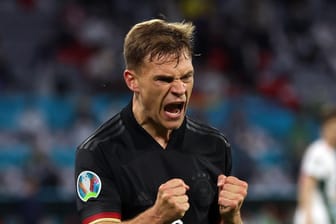 Die Fäuste geballt: Joshua Kimmich bejubelt den Sieg gegen Ungarn.