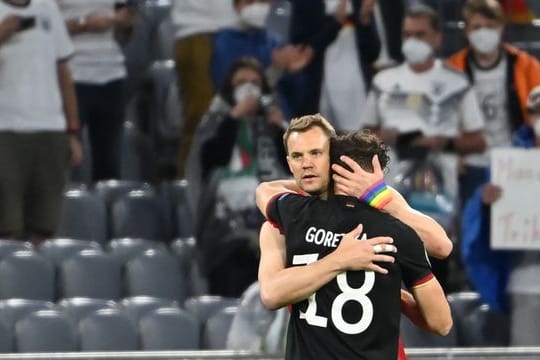 Leon Goretzka und Torhüter Manuel Neuer umarmen sich nach dem Spiel.