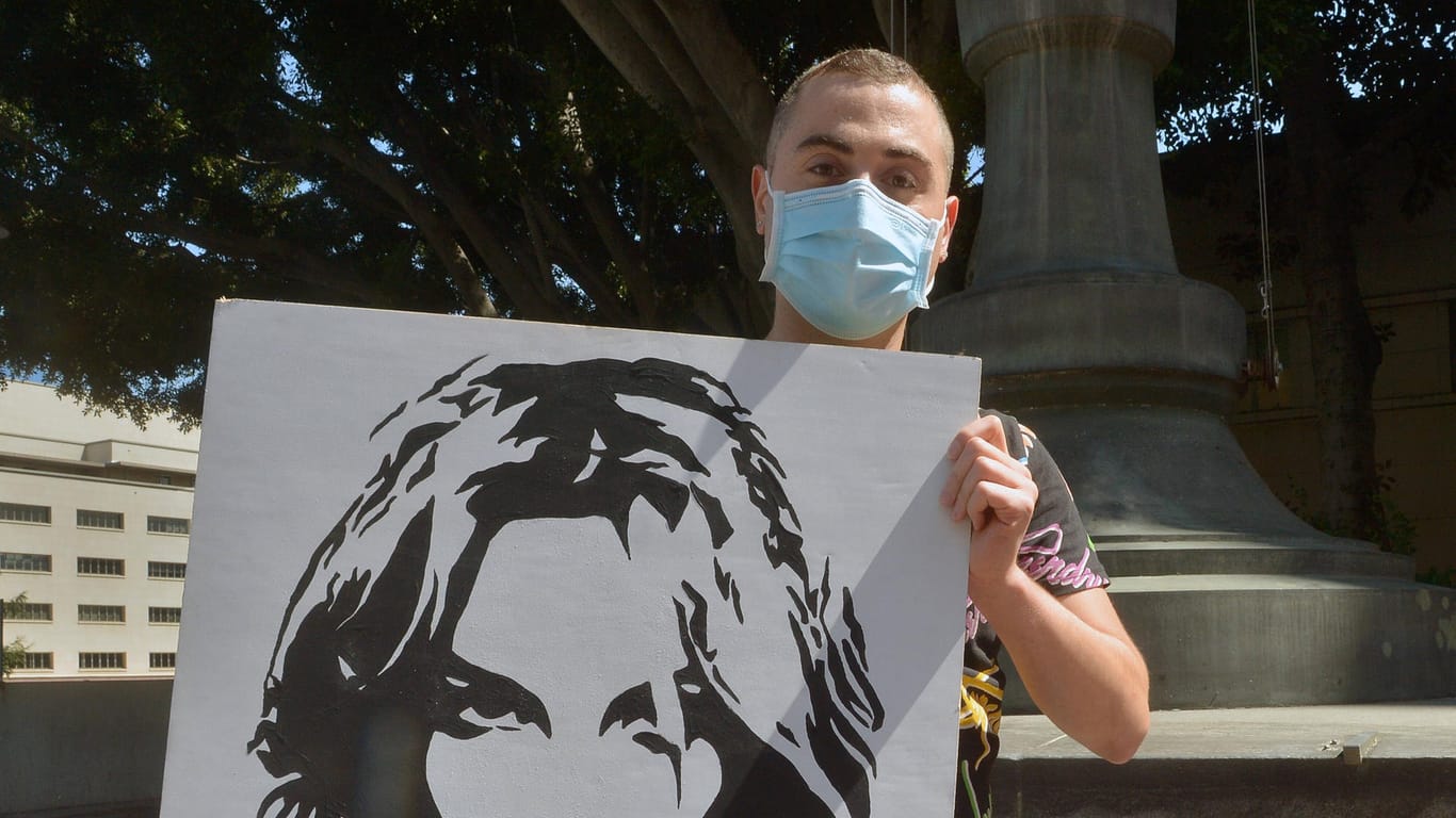 Unterstützer der Sängerin protestieren vor dem Gerichtsgebäude: Britney Spears lebt seit rund 13 Jahren unter Vormundschaft.
