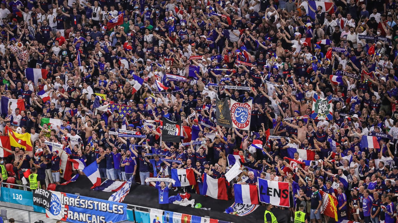 Französische Fans in der Puskas Arena: Geimpft oder getestet, aber ohne Abstand jubelten die Anhänger ihren "Les Bleus" zu.