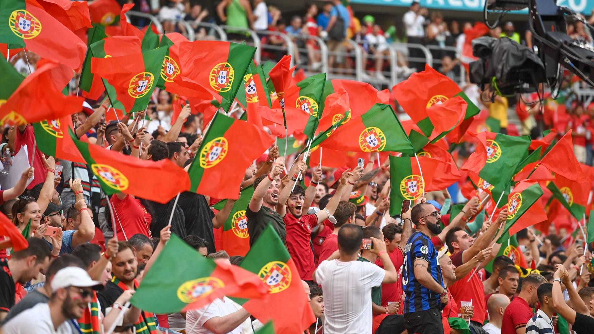 Bilder wie aus einer anderen Zeit: Portugiesische Fans liegen sich in der Budapester Puskas Arena in den Armen.