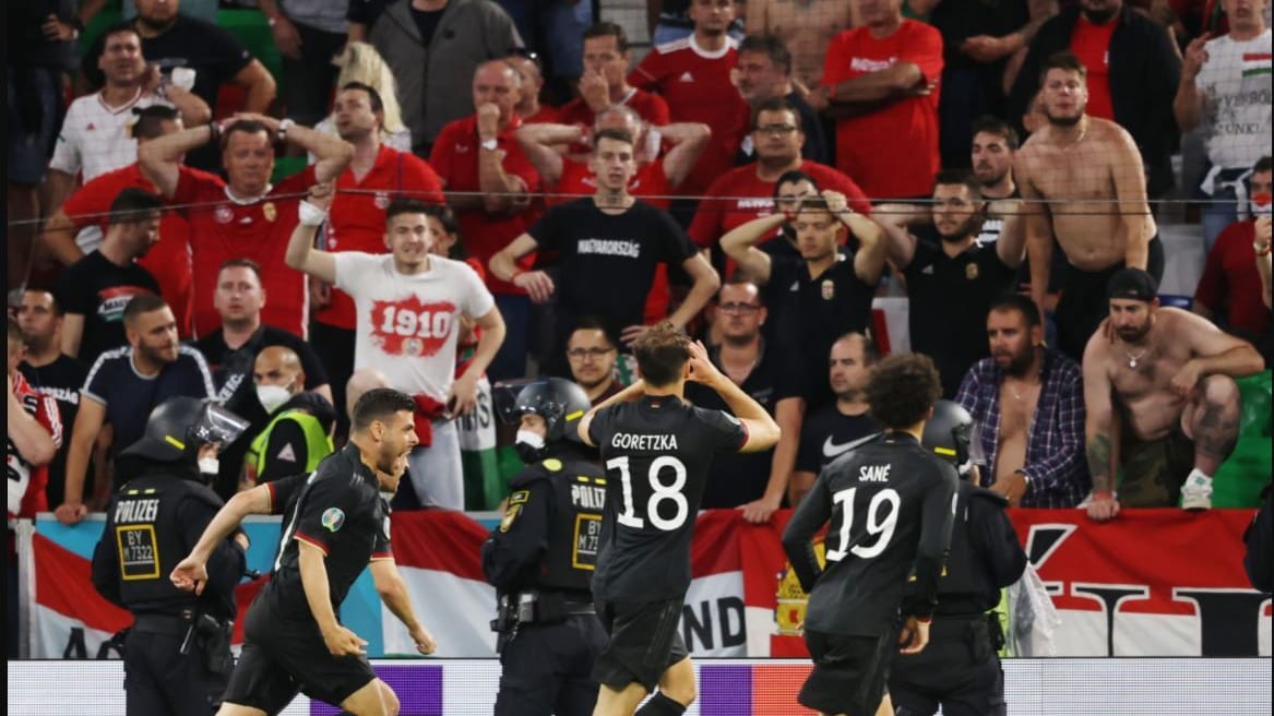 Das Bild des Abends: Torschütze Leon Goretzka zeigt den ungarischen Fans ein Herz der Toleranz.