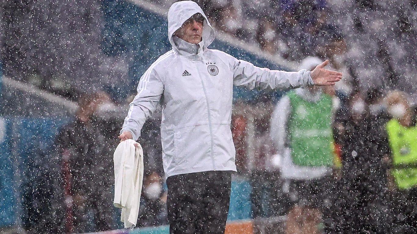 Joachim Löw, ratlos im Regen: Seine Mannschaft lag zur Pause mit 0:1 im Rückstand.