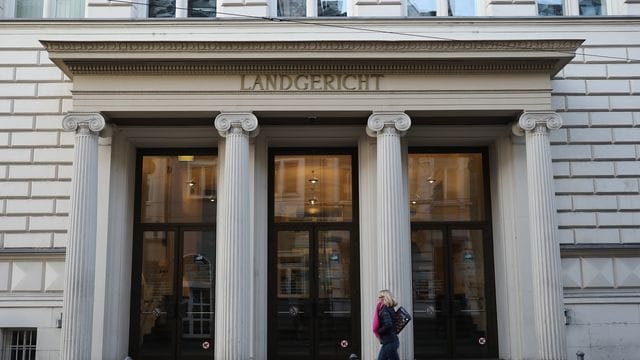 Der Eingang des Bonner Landgerichts (Symbolbild): Ein Maskenverweigerer hat Menschen in einem Supermarkt angegriffen. Der Eingang des Bonner Landgerichts (Symbolbild): Ein Maskenverweigerer hat Menschen in einem Supermarkt angegriffen.