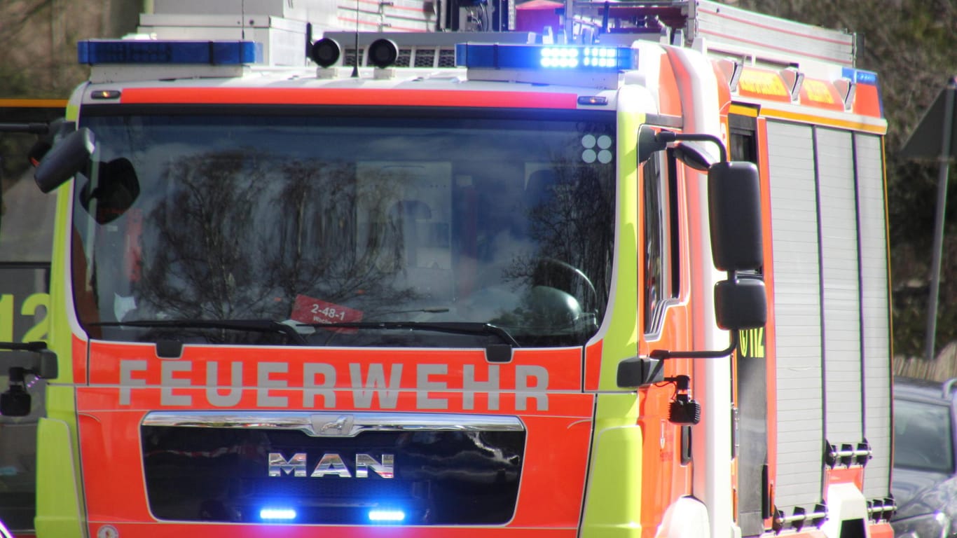 Ein Fahrzeug der Feuerwehr (Symbolbild): Neun Menschen konnten sich selbst vor dem Feuer retten.