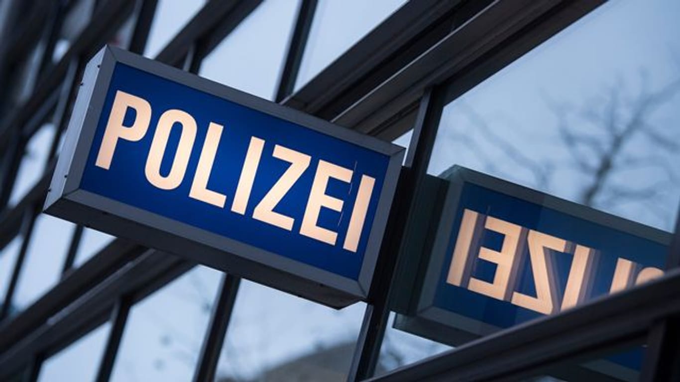 Der Schriftzug "Polizei" an einem Polizeirevier (Symbolbild): Die Polizei ermittelt wegen Brandstiftung.