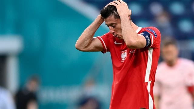 Für Robert Lewandowski und seine Polen ist die EM bereits nach der Vorrunde beendet. Für Robert Lewandowski und seine Polen ist die EM bereits nach der Vorrunde beendet.
