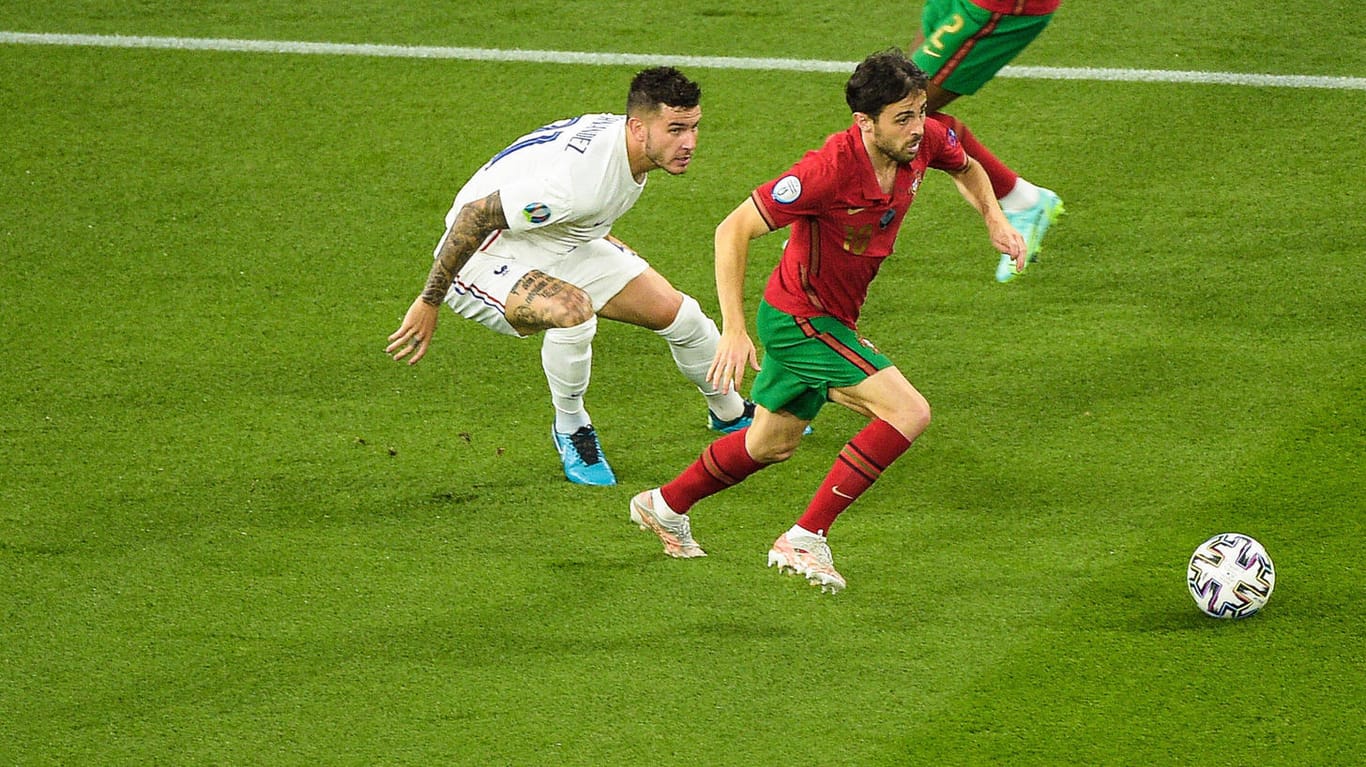 Musste zur Halbzeit gegen Portugal angeschlagen raus: Lucas Hernandez (l. hier gegen Bernardo Silva).