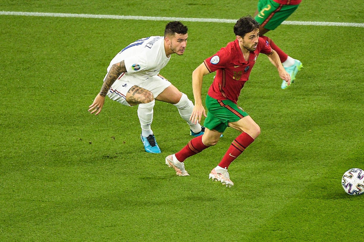 Musste zur Halbzeit gegen Portugal angeschlagen raus: Lucas Hernandez (l. hier gegen Bernardo Silva).