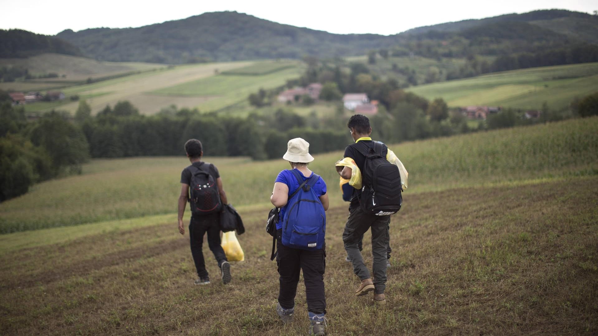 Flüchtlinge auf dem Weg zur kroatischen Grenze (Archivbild): An der Grenze soll es immer wieder zu Gewalt gegen Migranten kommen.