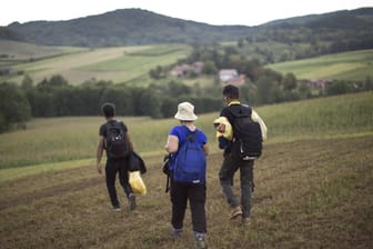 Flüchtlinge auf dem Weg zur kroatischen Grenze (Archivbild): An der Grenze soll es immer wieder zu Gewalt gegen Migranten kommen.