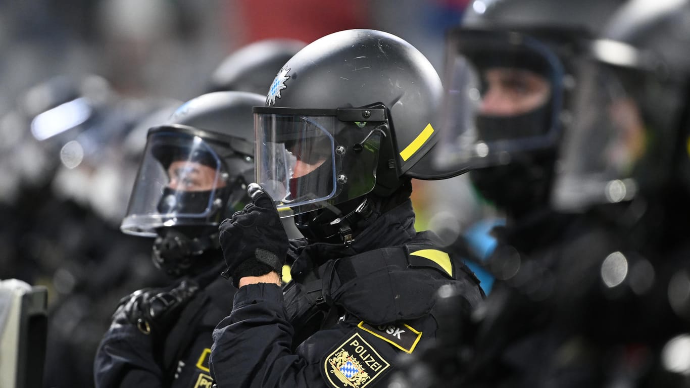 Polizisten stehen im Stadion hinter dem ungarischen Tor (Symbolbild): Im Rahmen des Spiels in München gab es mehrere Festnahmen.