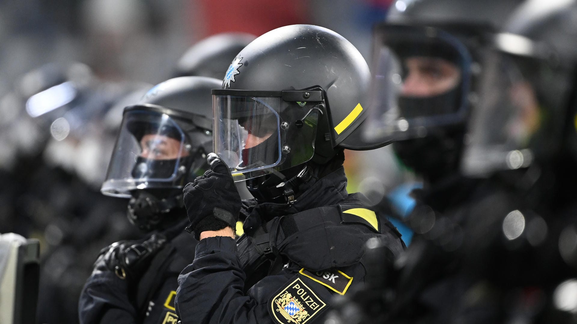 Polizisten stehen im Stadion hinter dem ungarischen Tor (Symbolbild): Im Rahmen des Spiels in München gab es mehrere Festnahmen. Polizisten stehen im Stadion hinter dem ungarischen Tor (Symbolbild): Im Rahmen des Spiels in München gab es mehrere Festnahmen.