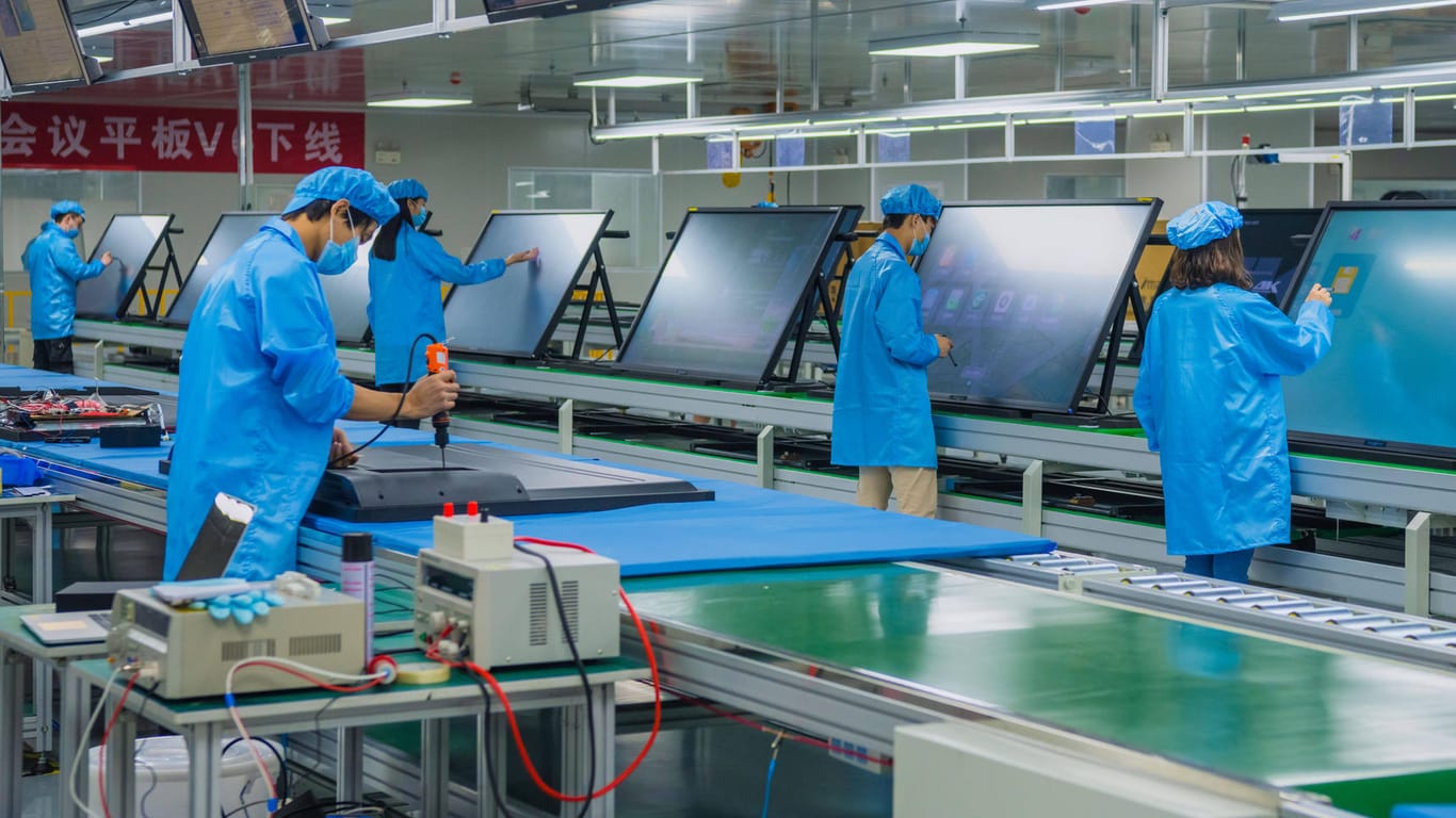 Produktion von Touchscreens in China (Symbolbild): Besonders Elektroartikel werden in Asien hergestellt.